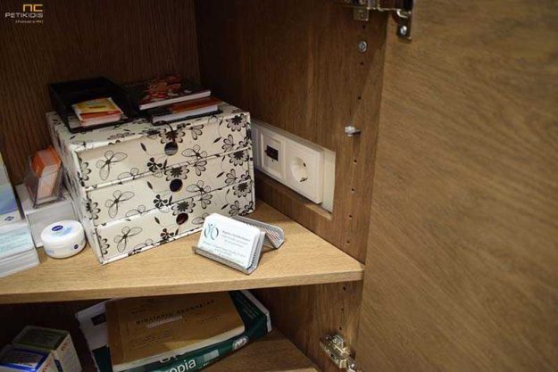 Κλασική Τραπεζαρία Γραφείο για Ρεσεψιόν Ιατρείου - Ντουλάπι