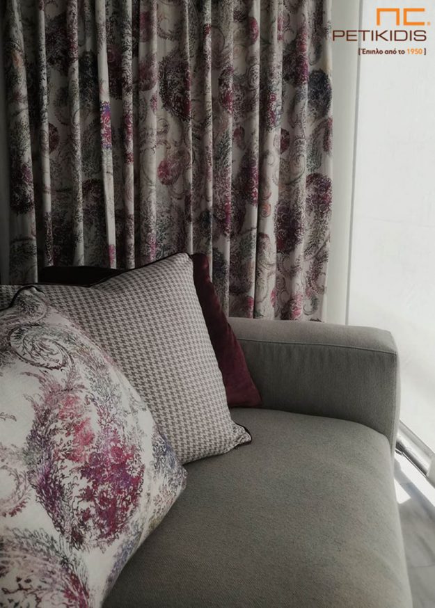 Κουρτίνες Κουρτίνα πλαϊνή διακοσμητική ΝοCAT02/01 από εκρού ύφασμα και διακοσμητικά λαχούρια σε εκρού και μοβ αποχρώσεις με ethnik και vintage διάθεση. Το φάρδος της είναι 2,80μ και η σύνθεσή της είναι 67% βισκόζη και 33% λινό. Μπορεί άνετα να πλαισιώσει και σαν διακοσμητικό μαξιλαράκι τον καναπέ.