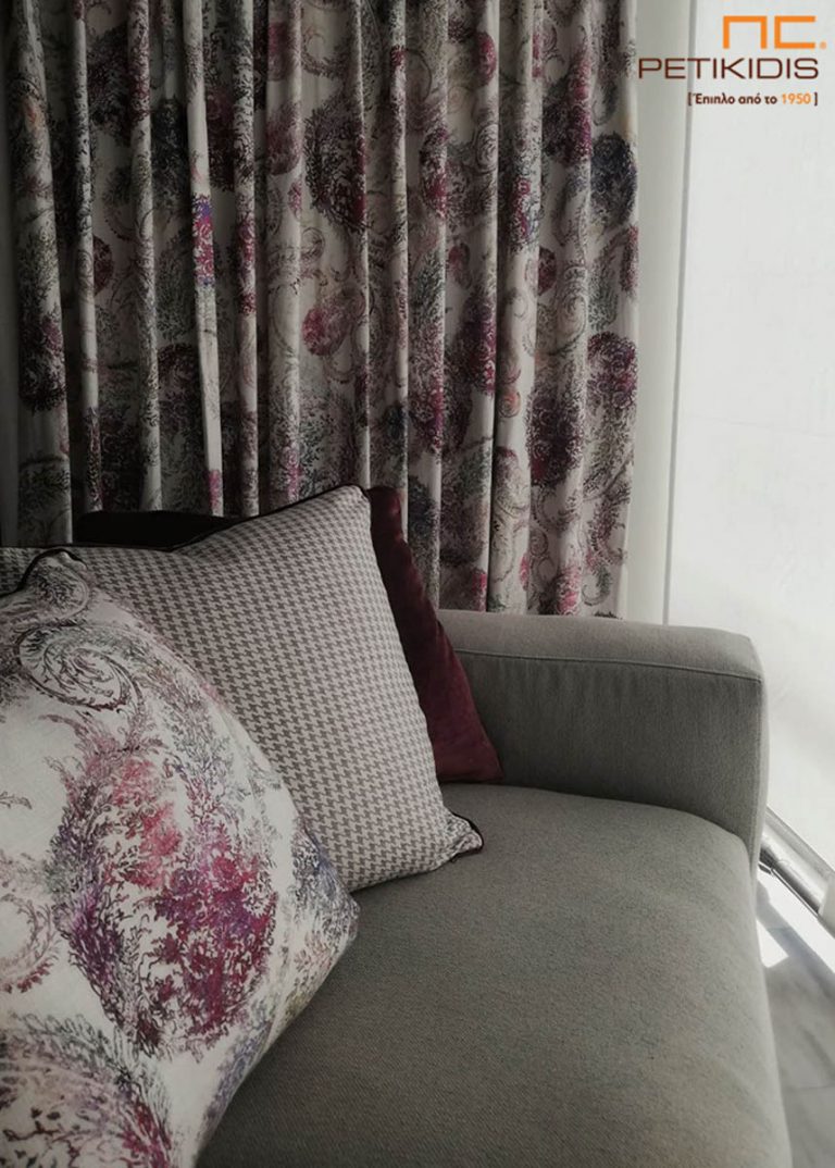 Κουρτίνα πλαϊνή διακοσμητική ΝοCAT02/01 από εκρού ύφασμα και διακοσμητικά λαχούρια σε εκρού και μοβ αποχρώσεις με ethnik και vintage διάθεση. Το φάρδος της είναι 2,80μ και η σύνθεσή της είναι 67% βισκόζη και 33% λινό. Μπορεί άνετα να πλαισιώσει και σαν διακοσμητικό μαξιλαράκι τον καναπέ.