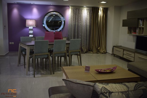 Κλασική Τραπεζαρία Κουρτίνα λεπτή ΝοC22/13 διάφανη ντεγκραντέ με χρωματισμούς εκρού, γκρι και καφέ. Το φάρδος της είναι 3μ και η σύνθεσή της είναι 55%βισκόζη, 30% polyester και 15% λινό.