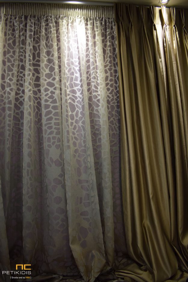 Κλασική Τραπεζαρία Κουρτίνα λεπτή ΝοC22/13 διάφανη ντεγκραντέ με χρωματισμούς εκρού, γκρι και καφέ. Το φάρδος της είναι 3μ και η σύνθεσή της είναι 55%βισκόζη, 30% polyester και 15% λινό.