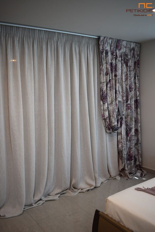 Κουρτίνες Κουρτίνα λεπτή Νοc20/03 σε μπεζ χρώμα. Το φάρδος της είναι 3,30μ και η σύνθεσή της είναι 100% λινό. Κουρτίνα πλαϊνή διακοσμητική ΝοCAT02/01 από εκρού ύφασμα και διακοσμητικά λαχούρια σε εκρού και μοβ αποχρώσεις με ethnik και vintage διάθεση. Το φάρδος της είναι 2,80μ και η σύνθεσή της είναι 67% βισκόζη και 33% λινό.