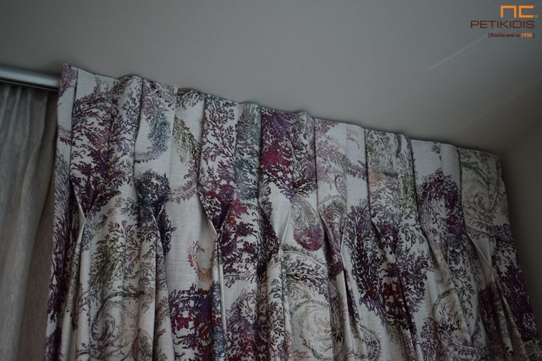 Κουρτίνα πλαϊνή διακοσμητική ΝοCAT02/01 από εκρού ύφασμα και διακοσμητικά λαχούρια σε εκρού και μοβ αποχρώσεις με ethnik και vintage διάθεση. Το φάρδος της είναι 2,80μ και η σύνθεσή της είναι 67% βισκόζη και 33% λινό. Λεπτομέρεια χειροποίητης ραφής.