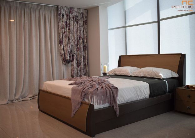 Κουρτίνες Κουρτίνα λεπτή Νοc20/03 σε μπεζ χρώμα. Το φάρδος της είναι 3,30μ και η σύνθεσή της είναι 100% λινό. Κουρτίνα πλαϊνή διακοσμητική ΝοCAT02/01 από εκρού ύφασμα και διακοσμητικά λαχούρια σε εκρού και μοβ αποχρώσεις με ethnik και vintage διάθεση. Το φάρδος της είναι 2,80μ και η σύνθεσή της είναι 67% βισκόζη και 33% λινό.