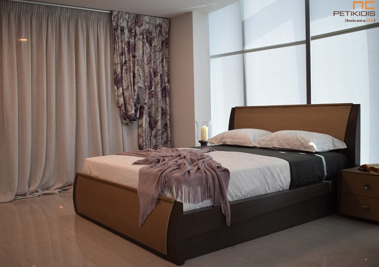 Κουρτίνα λεπτή Νοc20/03 σε μπεζ χρώμα. Το φάρδος της είναι 3,30μ και η σύνθεσή της είναι 100% λινό. Κουρτίνα πλαϊνή διακοσμητική ΝοCAT02/01 από εκρού ύφασμα και διακοσμητικά λαχούρια σε εκρού και μοβ αποχρώσεις με ethnik και vintage διάθεση. Το φάρδος της είναι 2,80μ και η σύνθεσή της είναι 67% βισκόζη και 33% λινό.