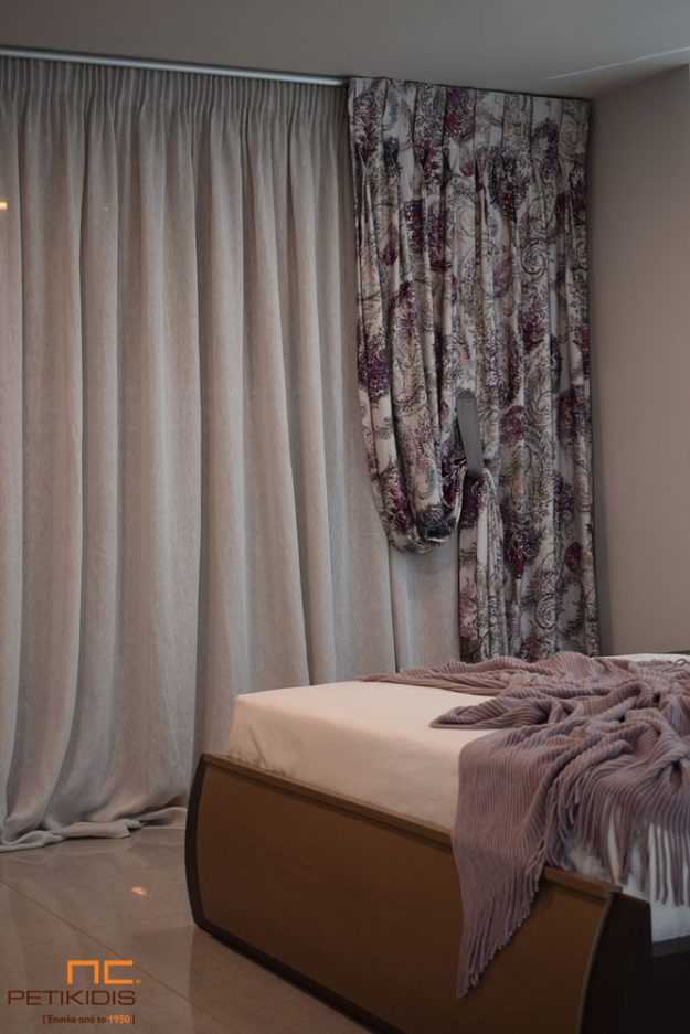 Κουρτίνες Κουρτίνα λεπτή Νοc20/03 σε μπεζ χρώμα. Το φάρδος της είναι 3,30μ και η σύνθεσή της είναι 100% λινό. Κουρτίνα πλαϊνή διακοσμητική ΝοCAT02/01 από εκρού ύφασμα και διακοσμητικά λαχούρια σε εκρού και μοβ αποχρώσεις με ethnik και vintage διάθεση. Το φάρδος της είναι 2,80μ και η σύνθεσή της είναι 67% βισκόζη και 33% λινό.