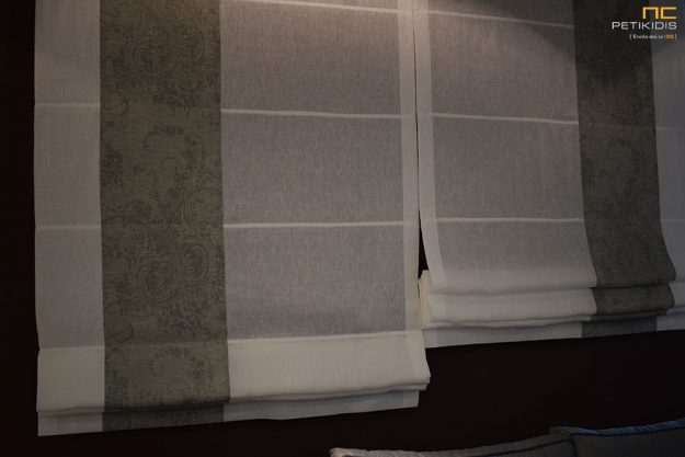 Κουρτίνες Κουρτίνα σε μορφή ρόμαν με μηχανισμό και συνδυασμό από ΝοC22/02 από ύφασμα σε σχέδιο με λαχούρι σε γκρι χρώμα. Το φάρδος του είναι 3,20μ και η σύνθεσή του είναι 55% λινό και 45% polyester. Η λευκή κουρτίνα είναι η ΝοC20/01.Το φάρδος της είναι 3,30μ και η σύνθεσή της είναι 100% λινό.