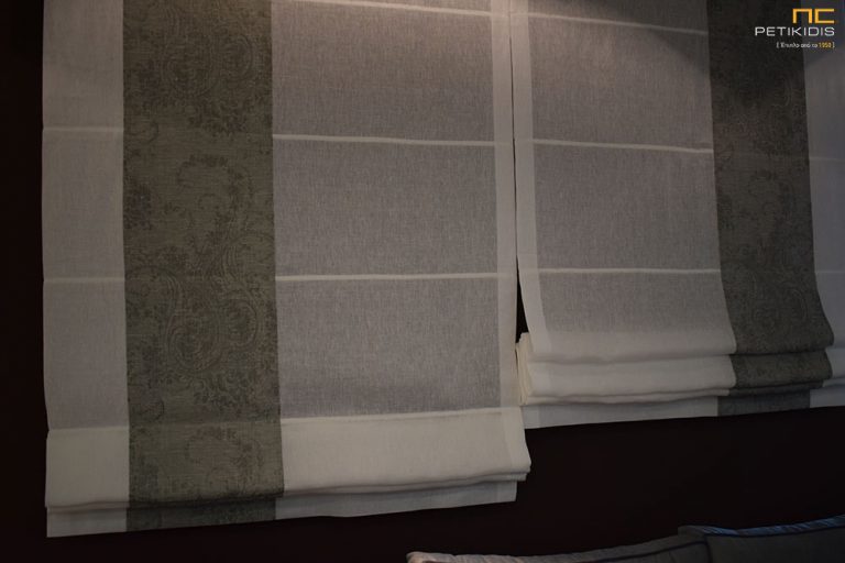 Κουρτίνα σε μορφή ρόμαν με μηχανισμό και συνδυασμό από ΝοC22/02 από ύφασμα σε σχέδιο με λαχούρι σε γκρι χρώμα. Το φάρδος του είναι 3,20μ και η σύνθεσή του είναι 55% λινό και 45% polyester. Η λευκή κουρτίνα είναι η ΝοC20/01.Το φάρδος της είναι 3,30μ και η σύνθεσή της είναι 100% λινό.