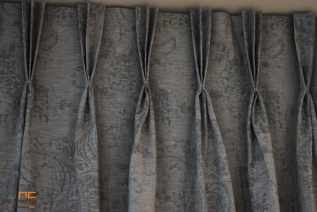 Κουρτίνες Κουρτίνα πλαϊνή ΝοC22/02 από ύφασμα σε σχέδιο με λαχούρι σε γκρι χρώμα. Το φάρδος του είναι 3,20μ και η σύνθεσή του είναι 55% λινό και 45% polyester. Λεπτομέρεια χειροποίητης ραφής.