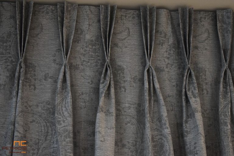 Κουρτίνα πλαϊνή ΝοC22/02 από ύφασμα σε σχέδιο με λαχούρι σε γκρι χρώμα. Το φάρδος του είναι 3,20μ και η σύνθεσή του είναι 55% λινό και 45% polyester. Λεπτομέρεια χειροποίητης ραφής.