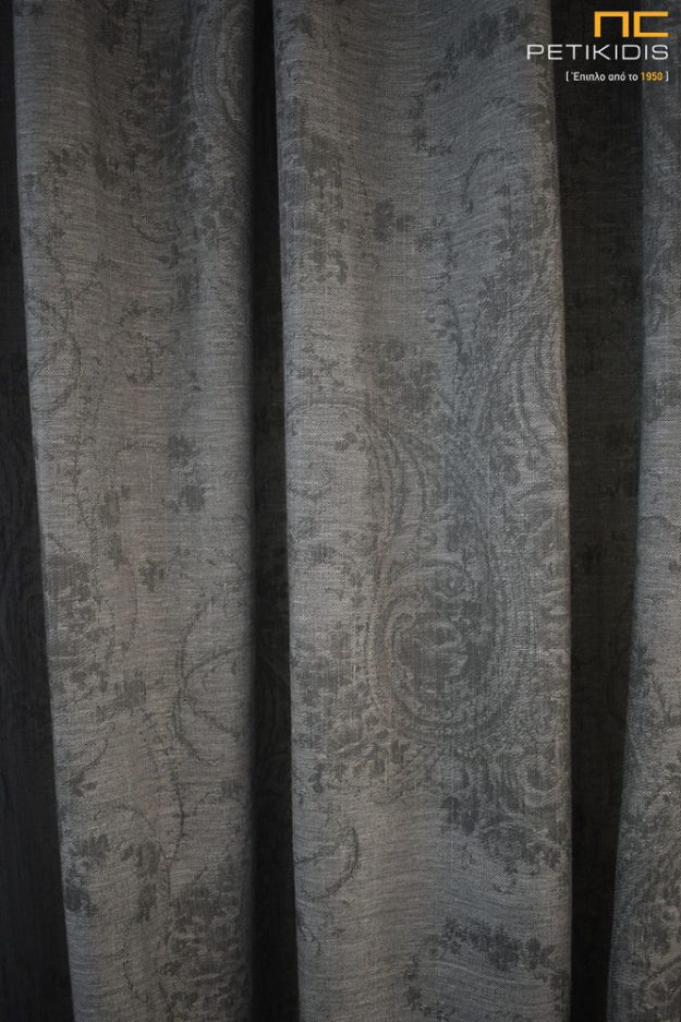 Κουρτίνες Κουρτίνα πλαϊνή ΝοC22/02 από ύφασμα σε σχέδιο με λαχούρι σε γκρι χρώμα. Το φάρδος του είναι 3,20μ και η σύνθεσή του είναι 55% λινό και 45% polyester. Λεπτομέρεια χειροποίητης σχεδίου.