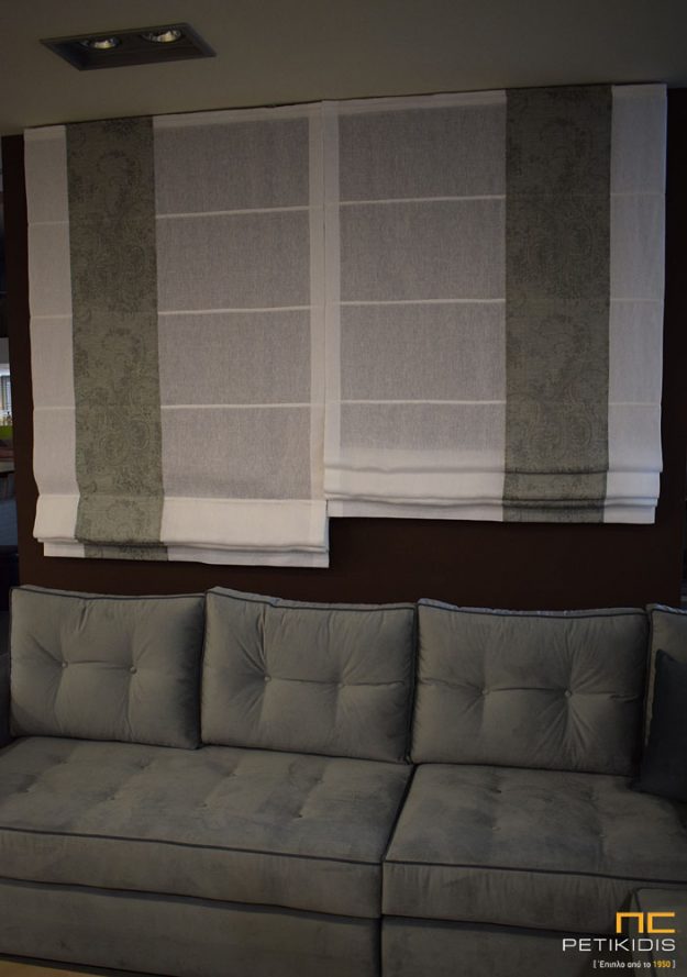 Κουρτίνες Κουρτίνα σε μορφή ρόμαν με μηχανισμό και συνδυασμό από ΝοC22/02 από ύφασμα σε σχέδιο με λαχούρι σε γκρι χρώμα. Το φάρδος του είναι 3,20μ και η σύνθεσή του είναι 55% λινό και 45% polyester. Η λευκή κουρτίνα είναι η ΝοC20/01.Το φάρδος της είναι 3,30μ και η σύνθεσή της είναι 100% λινό.