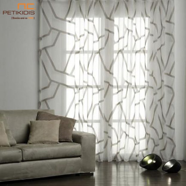 Κλασική Τραπεζαρία Κουρτίνα λεπτή βουάλ ΝοC31/01 με ανάλαφρη υφή και έντονα γεωμετρικά σχήματα σε μπεζ βάση και καφέ ανοιχτό χρώμα.Έχει φάρδος 3,10μ. Η σύνθεσή της είναι 80% polyester και 20%βαμβάκι.