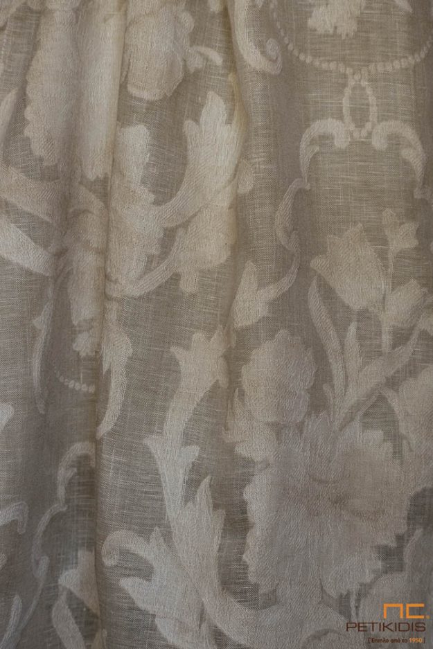 Κουρτίνες Κουρτίνα λεπτή NoC22/04 σε καφέ εκρού χρώμα σε σε σχέδιο λαχούρι. Το φάρδος της είναι 3,20μ και η σύνθεσή της είναι από 100% λινό. Το σχέδιό της είναι σε νεοκλασικό ύφος με vintage διάθεση.