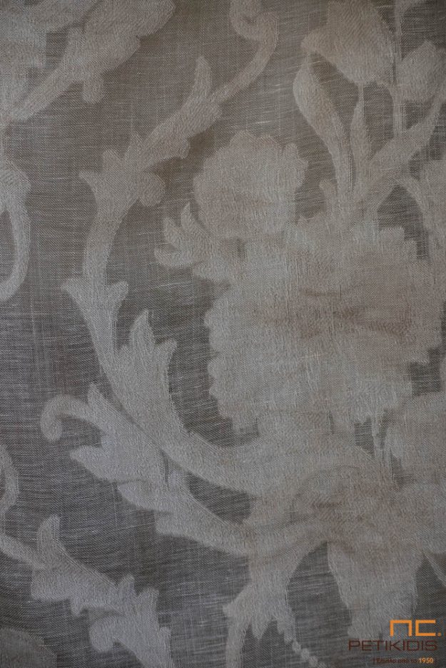 Κλασική Τραπεζαρία Κουρτίνα λεπτή NoC22/04 σε καφέ εκρού χρώμα σε σε σχέδιο λαχούρι. Το φάρδος της είναι 3,20μ και η σύνθεσή της είναι από 100% λινό. Το σχέδιό της είναι σε νεοκλασικό ύφος με vintage διάθεση.