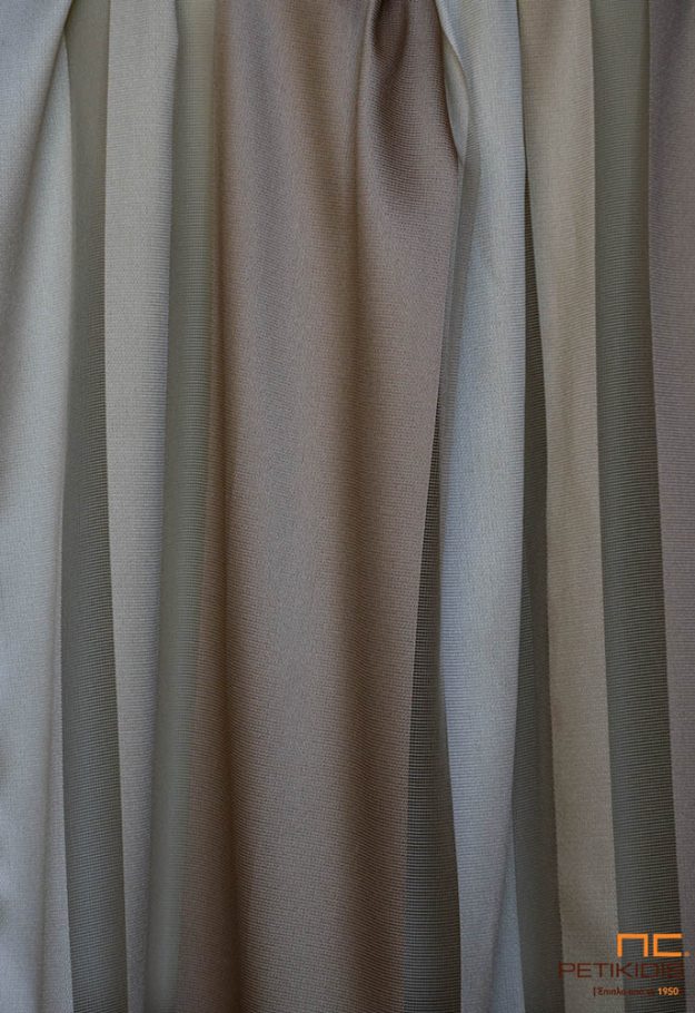 Κουρτίνες Κουρτίνα λεπτή Νο36/02 με ρίγα σε ανάλαφρη αίσθηση και χρώμα καφέ ανοιχτό, μπεζ, χρυσό και ενδιάμεσα διαφάνειες. Το φάρδος της είναι 3,00μ και η σύνθεσή της είναι 100% polyester. Minimal ύφος για μοντέρνους αλλά και κλασικούς χώρους.