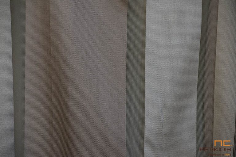 Κουρτίνα λεπτή Νο36/02 με ρίγα σε ανάλαφρη αίσθηση και χρώμα καφέ ανοιχτό, μπεζ, χρυσό και ενδιάμεσα διαφάνειες. Το φάρδος της είναι 3,00μ και η σύνθεσή της είναι 100% polyester. Minimal ύφος για μοντέρνους αλλά και κλασικούς χώρους.
