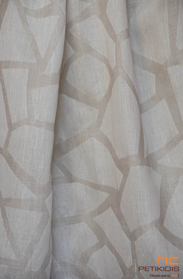 Κουρτίνες Κουρτίνα λεπτή ΝοC54/02 σε εκρού και μπεζ αποχρώσεις με ακανόνιστα γεωμετρικά σχήματα. Το φάρδος της είναι 3,30μ και η σύθνεσή της είναι 20% λινό και 80%polyester.
