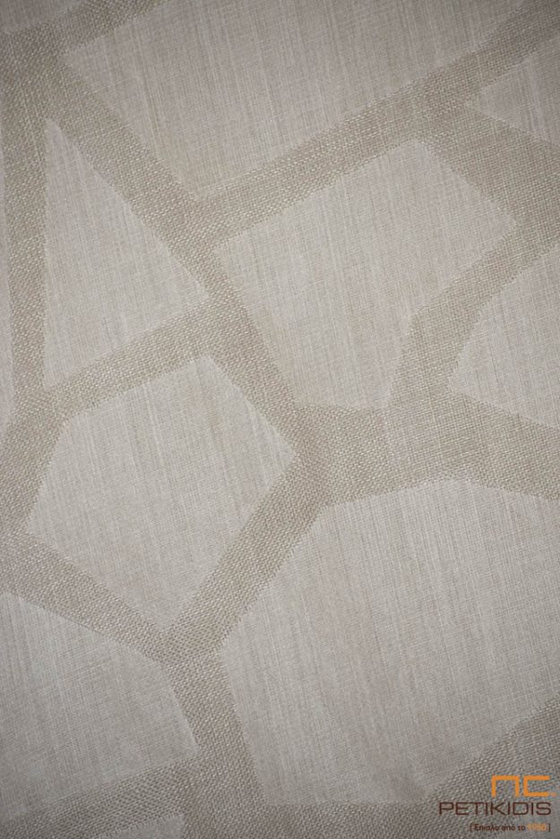 Κουρτίνες Κουρτίνα λεπτή ΝοC54/02 σε εκρού και μπεζ αποχρώσεις με ακανόνιστα γεωμετρικά σχήματα. Το φάρδος της είναι 3,30μ και η σύθνεσή της είναι 20% λινό και 80%polyester. Λεπτομέρεια.