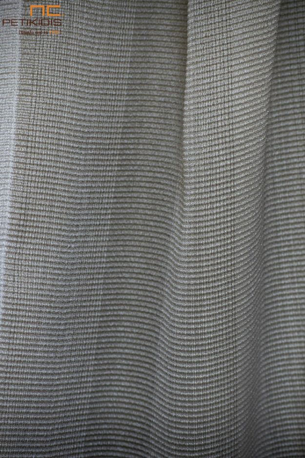 Κουρτίνες Κουρτίνα λεπτή NoCPT01/28 σε γκρι αποχρώσεις. Το σχέδιό της είναι με ρίγες που δημιουργούνται τόσο από το χρώμα όσο και από την πλέξη της. Το φάρδος της είναι 3μ και η σύνθεσή της είναι 100% Polyester.