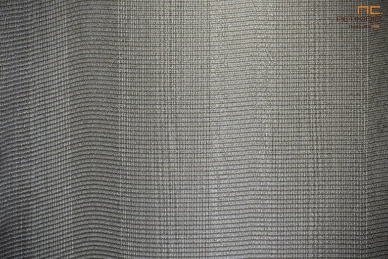 Κουρτίνα λεπτή NoCPT01/28 σε γκρι αποχρώσεις. Το σχέδιό της είναι με ρίγες που δημιουργούνται τόσο από το χρώμα όσο και από την πλέξη της. Το φάρδος της είναι 3μ και η σύνθεσή της είναι 100% Polyester.