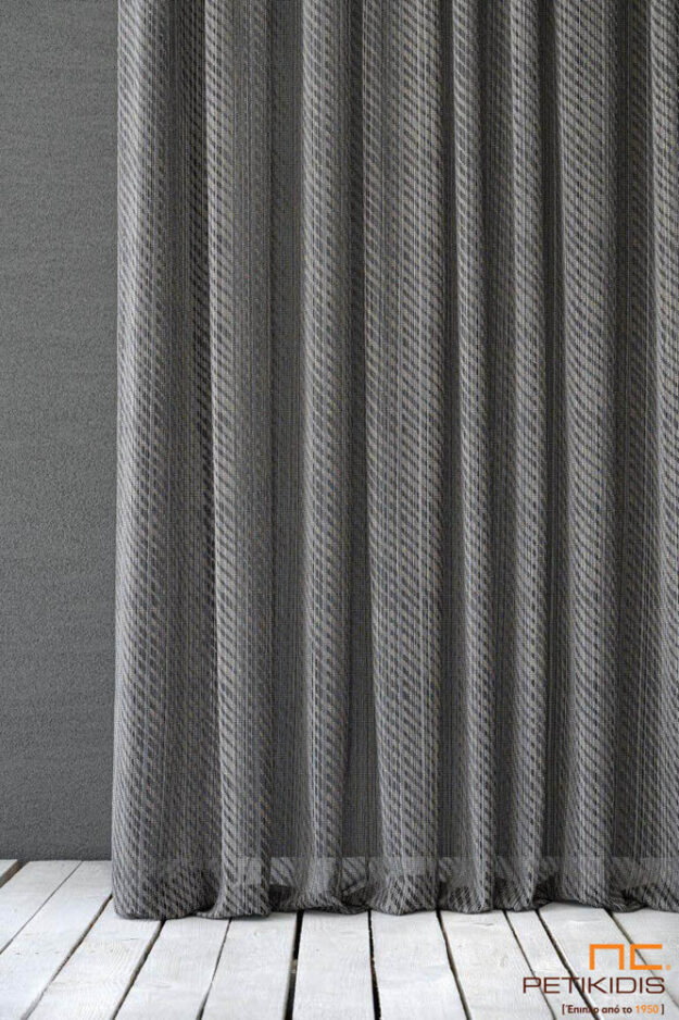 Κουρτίνες Κουρτίνα Νο1442261-01 σε γκρί καφέ σκούρους τόνους. Ιδιαίτερο στοιχείο οι διαγώνιες γραμμές στην πλέξη που δίνουν μια διακριτική αίσθηση διαφάνειας. Η σύνθεσή της είναι 66% πολυεστέρας, 21% βαμβάκι , 7 % βισκόζη και 6% λινό. Μοντέρνο minimal σχέδιο που ταιρίαζει σε όλους τους χώρους του σπιτιού.