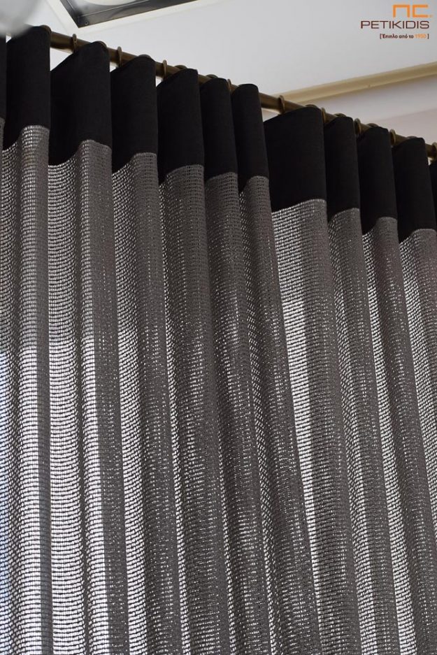 Κουρτίνες Κουρτίνα πλαϊνή διακοσμητική ΝοC22/19 δίχτυ σε γκρι-καφέ απόχρωση με φάσα στο πάνω μέρος της ραφής της. Το φάρδος της είναι 3,20μ και η σύνθεσή της είναι 60% βαμβάκι και 40% βισκόζη.