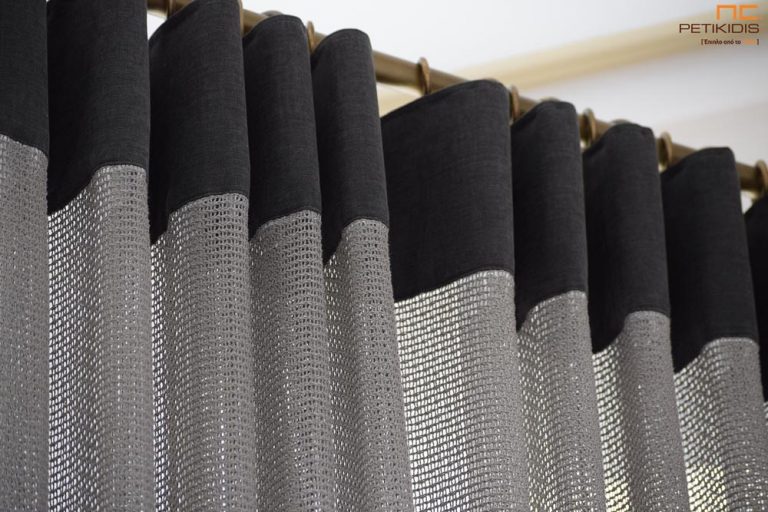 Κουρτίνα πλαϊνή διακοσμητική ΝοC22/19 δίχτυ σε γκρι-καφέ απόχρωση με φάσα στο πάνω μέρος της ραφής της. Το φάρδος της είναι 3,20μ και η σύνθεσή της είναι 60% βαμβάκι και 40% βισκόζη. Λεπτομέρεια φάσας και ραφής 'Wave".