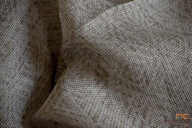 Κουρτίνες Κουρτίνα λεπτή Νο72/01 σε μπεζ χρώματα με ανάλαφρα γεωμετρικά σχέδια σε μοντέρνο industrial ύφος. Το φάρδος της είναι 3μ και η σύνθεσή της είναι 100% Polyester.