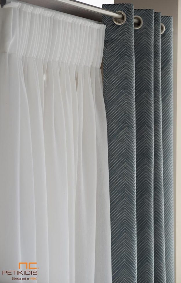 Κουρτίνες Κουρτίνα λευκή βουάλ με διπλή διακοσμητική κουρτίνα σε ανοιχτόχρωμο μπλέ με σχέδιο ψαροκόκαλου.