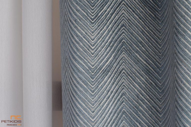 Κουρτίνα λευκή βουάλ με διπλή διακοσμητική κουρτίνα σε ανοιχτόχρωμο μπλέ με σχέδιο ψαροκόκαλου.