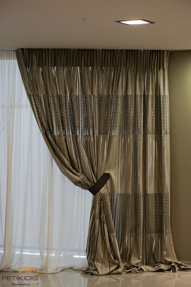 Κουρτίνες Κουρτίνα C75/03 σε μπεζ, καφέ και μαύρες ρίγες με λεπτομέρειες διαφάνειας και κουρτίνα λεπτή λινή εκρού. Η σύνθεση είναι 70% πολυεστέρας και 30% βαμβάκι. Το φάρδος είναι 3μ. Μπορεί να τοποθετηθεί ως πλαϊνή διακοσμητική αλλά και ως βασική λεπτή.