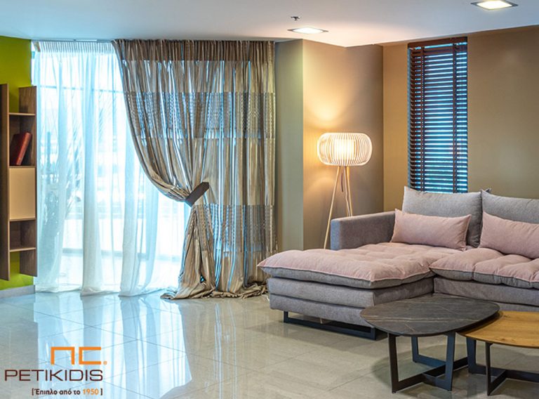 Κουρτίνα C75/03 σε μπεζ, καφέ και μαύρες ρίγες με λεπτομέρειες διαφάνειας και κουρτίνα λεπτή λινή εκρού. Η σύνθεση είναι 70% πολυεστέρας και 30% βαμβάκι. Το φάρδος είναι 3μ. Μπορεί να τοποθετηθεί ως πλαϊνή διακοσμητική αλλά και ως βασική λεπτή.