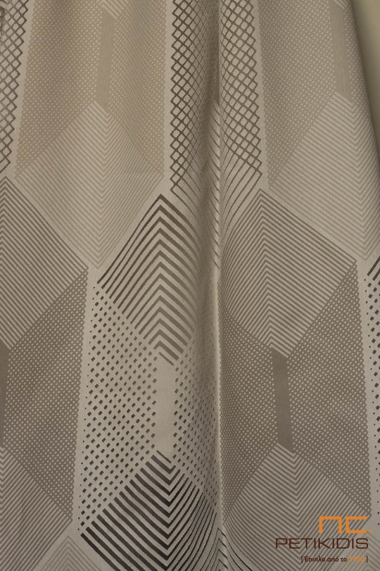 Κουρτίνα λεπτή και πλαϊνή διακοσμητική ΝοC73/01 με γεωμετρικά σχέδια και διαφάνειες σε μοντέρνο ύφος. Τα χρώματά της είναι σε εκρού και καφέ αποχρώσεις. Το φάρδος της είναι 3μ. και η σύνθεσή της είναι 85% Rayon και 15% Polyester. Λεπτομέρεια σχεδίου και χρωμάτων.
