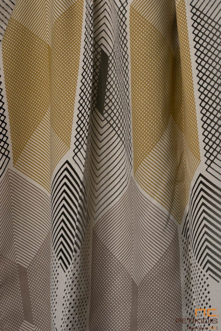 Κουρτίνα λεπτή και πλαϊνή διακοσμητική ΝοC73/03 με γεωμετρικά σχέδια και διαφάνειες σε μοντέρνο ύφος. Τα χρώματά της είναι σε εκρού, καφέ και κίτρινο μουσταρδί αποχρώσεις. Το φάρδος της είναι 3μ. και η σύνθεσή της είναι 85% Rayon και 15% Polyester.