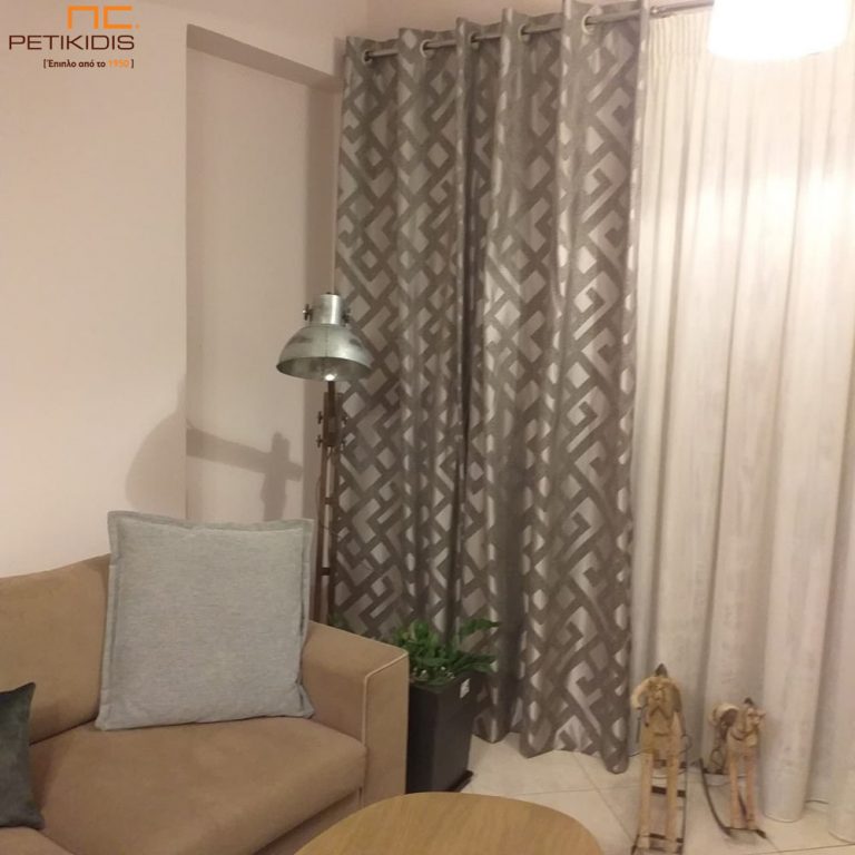 Κουρτίνα πλαϊνή με γεωμετρικά σχέδια σε γκρι-καφέ τόνους.