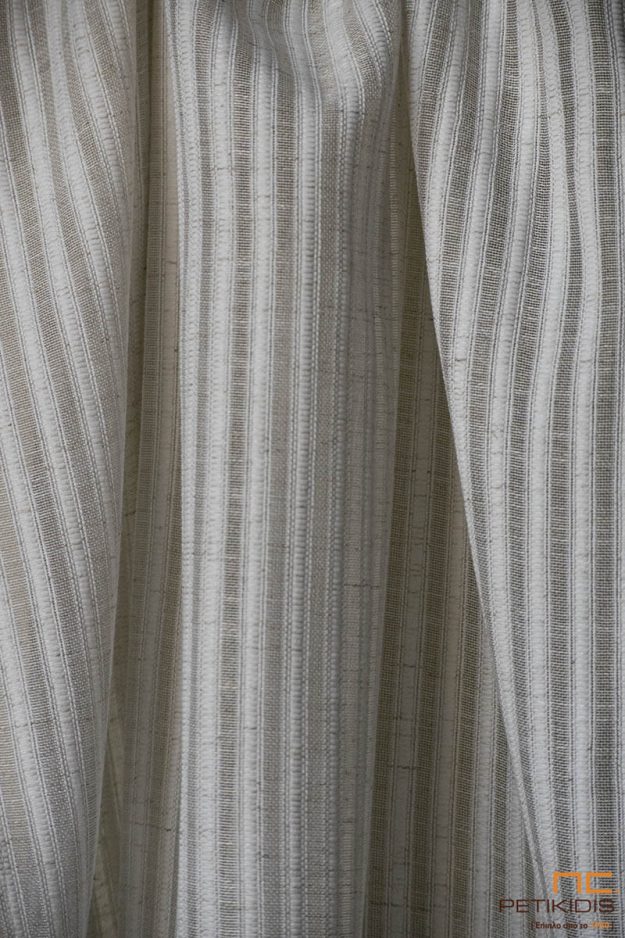 Κουρτίνες Κουρτίνα λεπτή NoCAZ03/01 με ρίγα στην πλέξη σε εκρου χρωματισμούς. Το φάρδος της είναι 3μ και η σύνθεσή της είναι 3% λινό και 97% polyester.