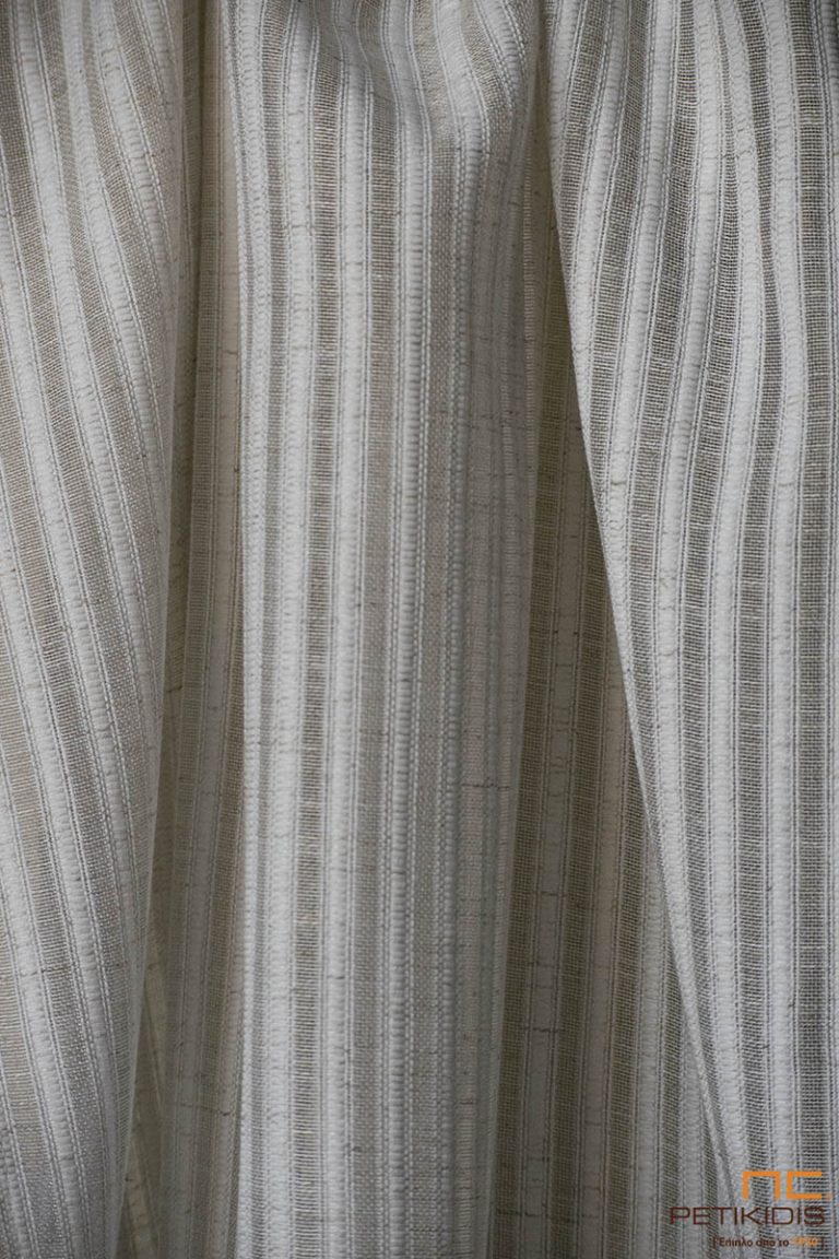 Κουρτίνα λεπτή NoCAZ03/01 με ρίγα στην πλέξη σε εκρου χρωματισμούς. Το φάρδος της είναι 3μ και η σύνθεσή της είναι 3% λινό και 97% polyester.