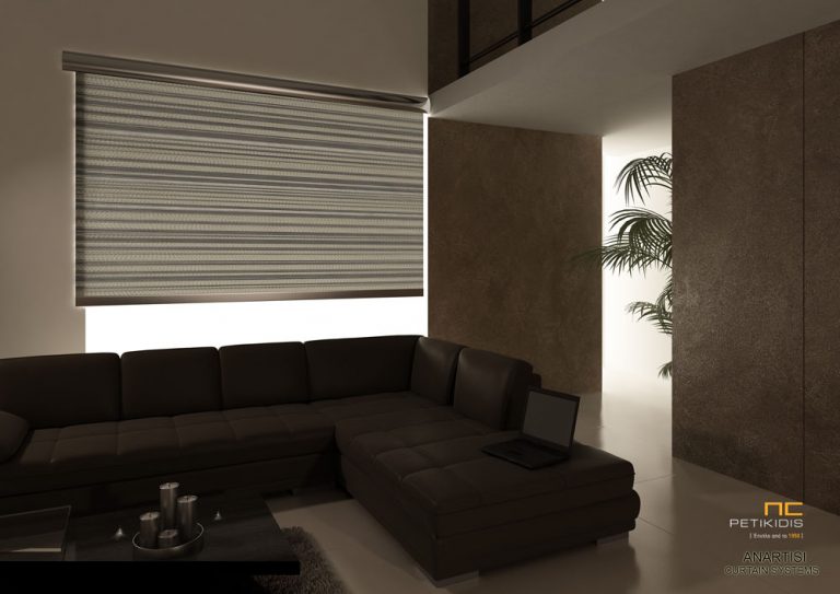 Κουρτίνα ρόλερ σε γκρι χρώμα με διαφανή ρίγα και μεταλλική μετόπη για οικιακή ή επαγγελματική χρήση.