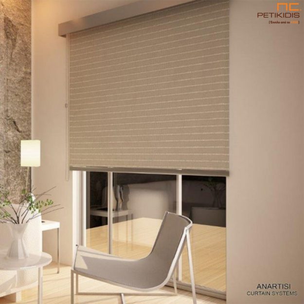 Κουρτίνες Κουρτίνα ρόλερ σε εκρού χρώμα με ρίγα και μεταλλική μετόπη.