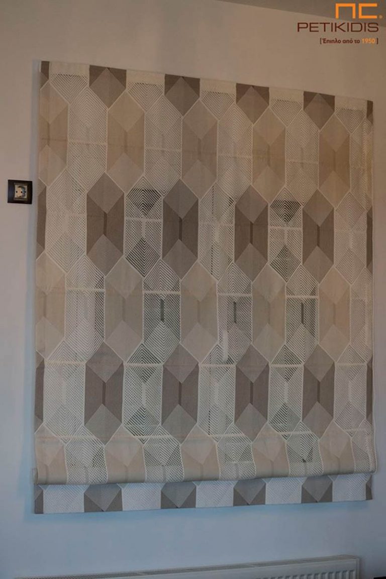 Κουρτίνα λεπτή και πλαϊνή διακοσμητική ΝοC73/01 σε μορφή ρόμαν με γεωμετρικά σχέδια και διαφάνειες σε μοντέρνο ύφος. Τα χρώματά της είναι σε εκρού και καφέ αποχρώσεις. Το φάρδος της είναι 3μ. και η σύνθεσή της είναι 85% Rayon και 15% Polyester.