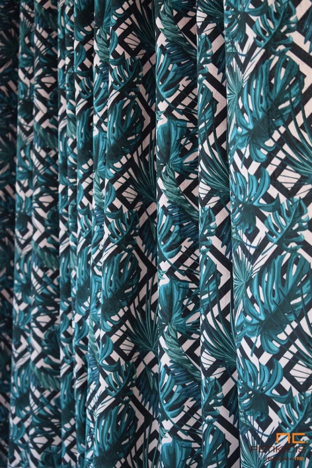 Κουρτίνες Κουρτίνα με έντονα σχέδια γραμμικά αλλά και λουλούδια σε βάση ροζ και αποχρώσεις πράσινου.