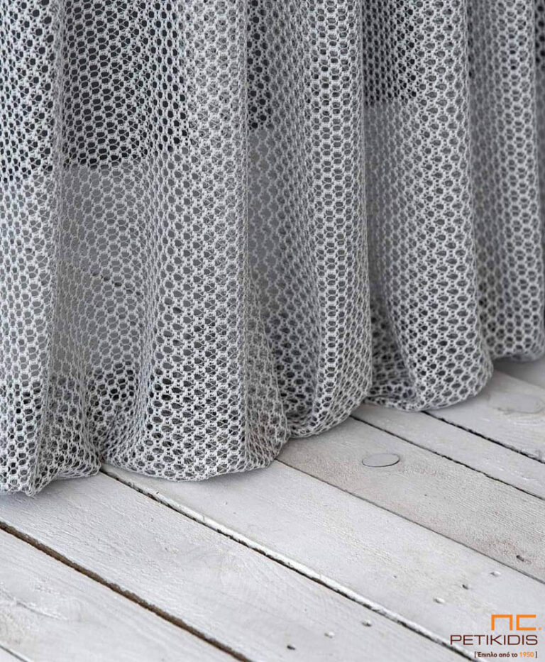 Κουρτίνα Νο9005864-01 σε γκρι απόχρωση. Η πλέξη της δίνει ένα ιδιαίτερο σχέδιο με διάτρητα σημεία και το τελικό αποτέλεσμα ενός πρωτότυπου σχεδίου από δίχτυ. Μοντέρνο και ξεχωριστό ιδανικό για όλους τους χώρους του σπιτιού.