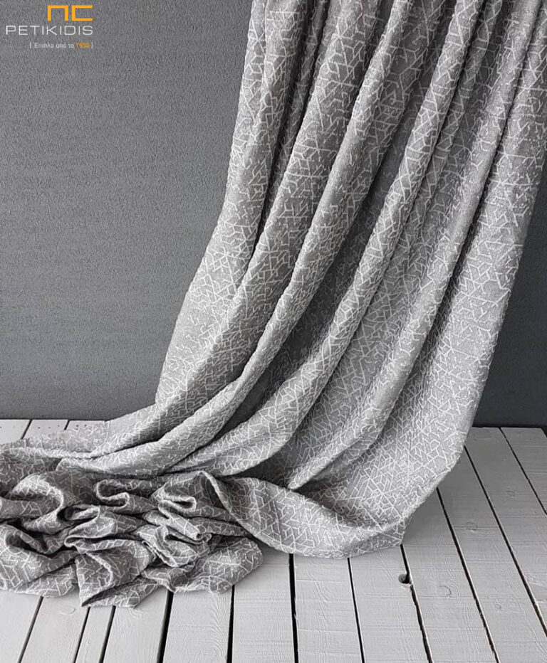 Κουρτίνα Νο 2301889-04 σε γκρι αποχρώσεις. Το ιδιαίτερο σχέδιό της δίνει την αίσθηση της vintage και industrial αισθητικής. Ιδανική για όλους τους χώρους του σπιτιού. Η σύνθεσή της είναι 85% πολυεστέρας και 15% λινό. Το μέγιστο ύψος της είναι 2,90μ.