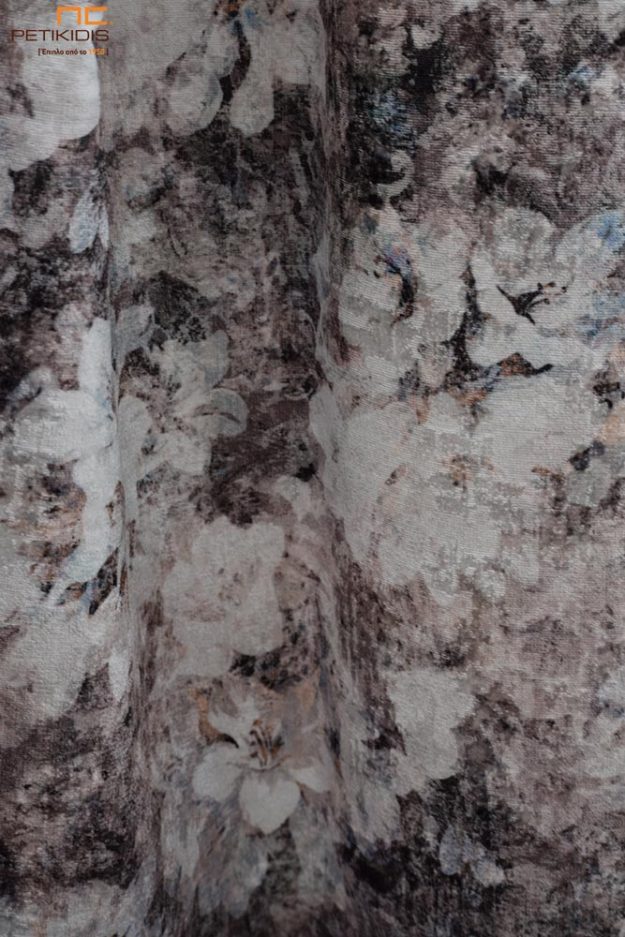 Κουρτίνες Κουρτίνα σε βελούδο με λουλούδια σε εκρού, γκρι και καφέ αποχρώσεις.