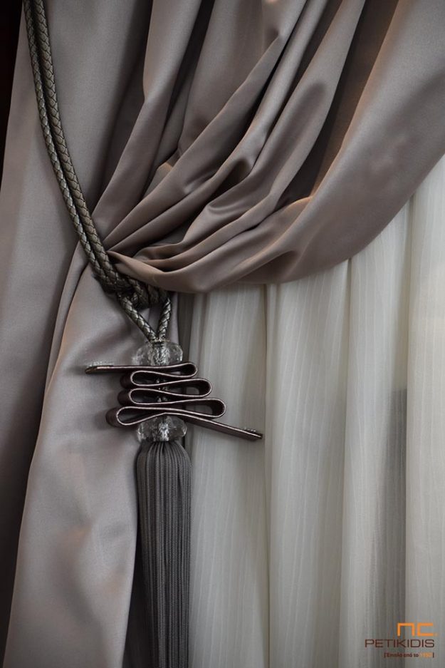 Κλασική Τραπεζαρία Κουρτίνα λεπτή ΝοC03/2 σε εκρού βουάλ με λεπτή ρίγα στην πλάξη. Το φάρδος της είναι 3,30μ και η σύνθεσή της είναι 100% polyestrer. Κουρτίνα πλαϊνή διακοσμητική ΝοC37/13 σε γκρι-καφέ απόχρωση. Το φάρδος της είναι 3μ και η σύνθεσή της είναι 51% treviria και 49% polyester.