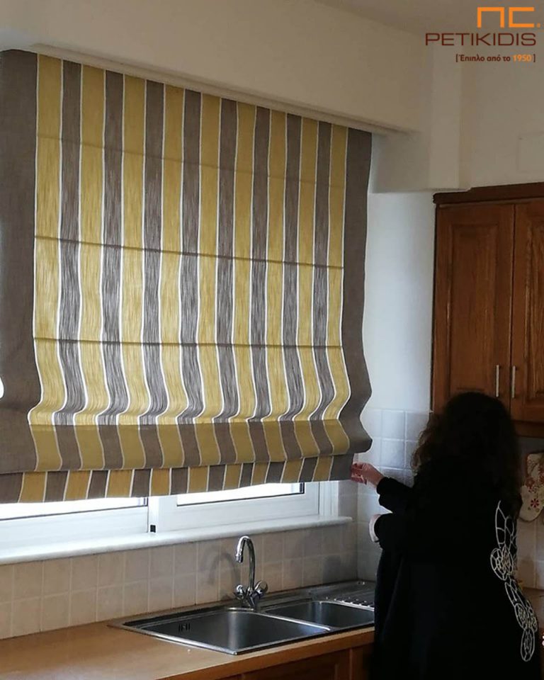 Κουρτίνα σε ρόμαν DominoΝο104/11 με ρίγες σε πολύ ανοιχτό πράσινο lime, εκρού και γκρι χρώματα. Το φάρδος της είναι 1,40μ και η σύνθεσή της είναι 100% βαμβακερό. Μπορεί να μπει και ως πλαινή διακοσμητική κουρτίνα αλλά και ως ύφασμα επιπλώσεων.