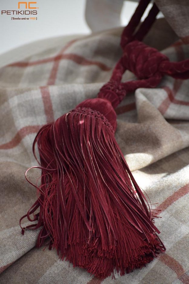 Κουρτίνες Διακοσμητική φούντα για πιάσιμο κουρτίνας σε κόκκινο χρώμα.