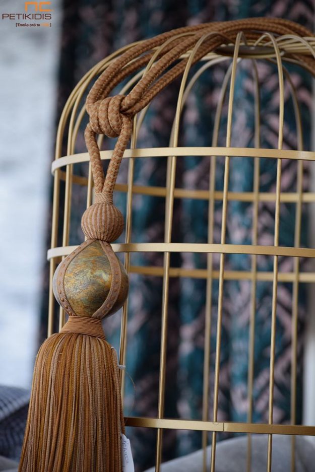 Κουρτίνες Διακοσμητική φούντα για πιάσιμο κουρτίνας σε χρυσούς τόνους.