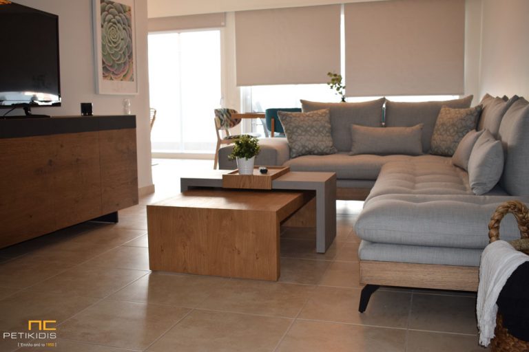 Κουρτίνα ρόλερ σε γκρι χρώμα για οικιακή χρήση.